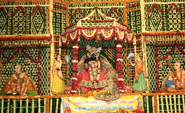 Banke Bihari Mandir, hotels near banke bihari temple, iskcon temple vrindavan, vrindavan temple list, delhi to vrindavan bus service volvo