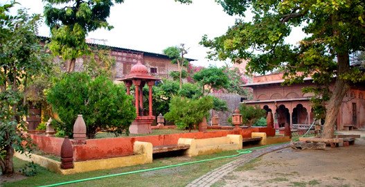 vrinda kunja, vrindavan temple,mathura vrindavan tour, vrindavan tourism, sehgal transport