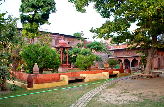 vrinda kunja, vrindavan temple,mathura vrindavan tour, vrindavan tourism, sehgal transport