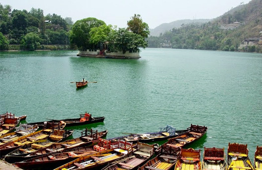 places to visit in bhimtal, delhi to bhimtal bus, bhimtal uttarakhand, bhimtal lake, mountain club bhimtal, things to do in bhimtal, trekking in bhimtal, camping in bhimtal, sehgal transport